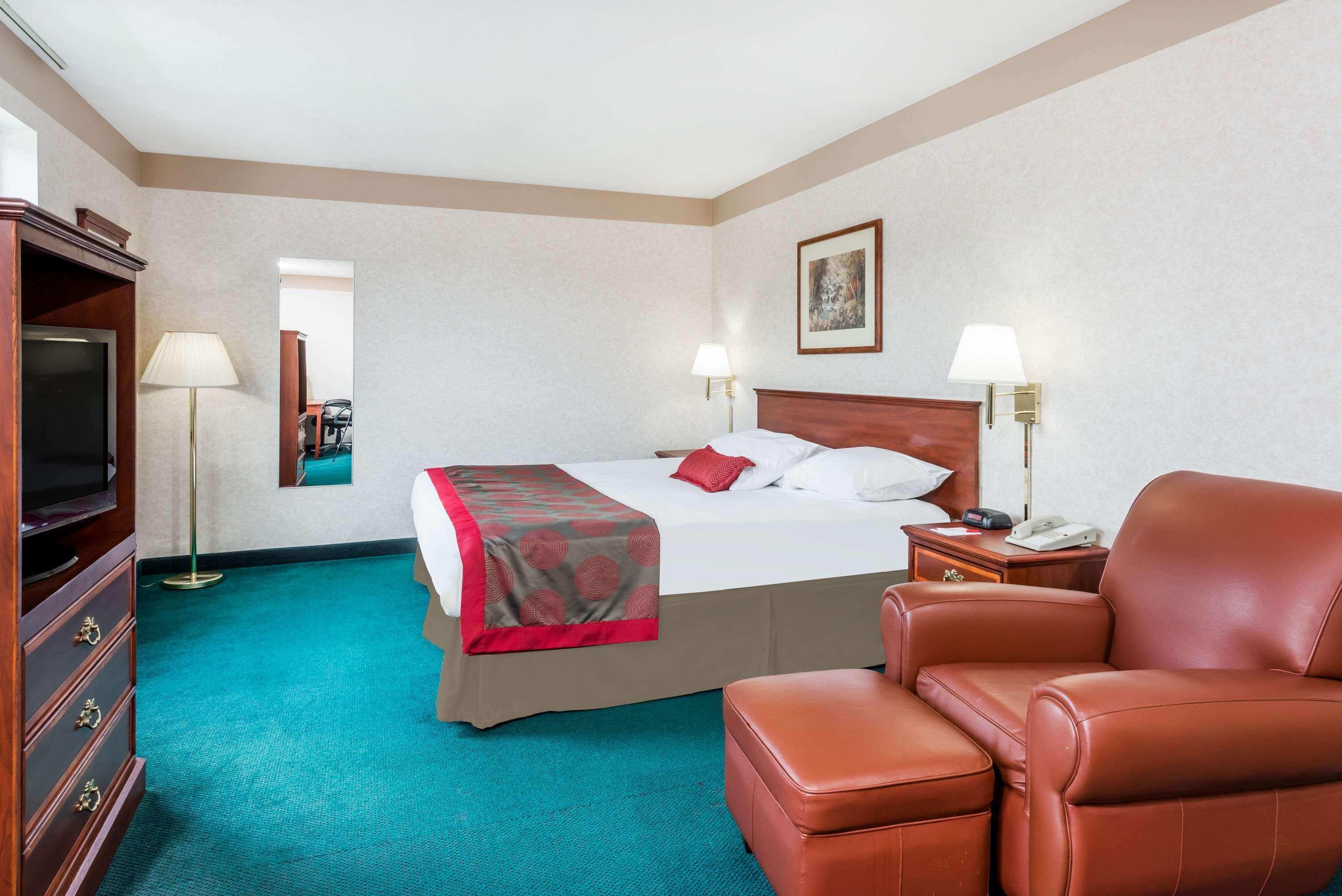 Ramada By Wyndham Strasburg Dover Екстер'єр фото