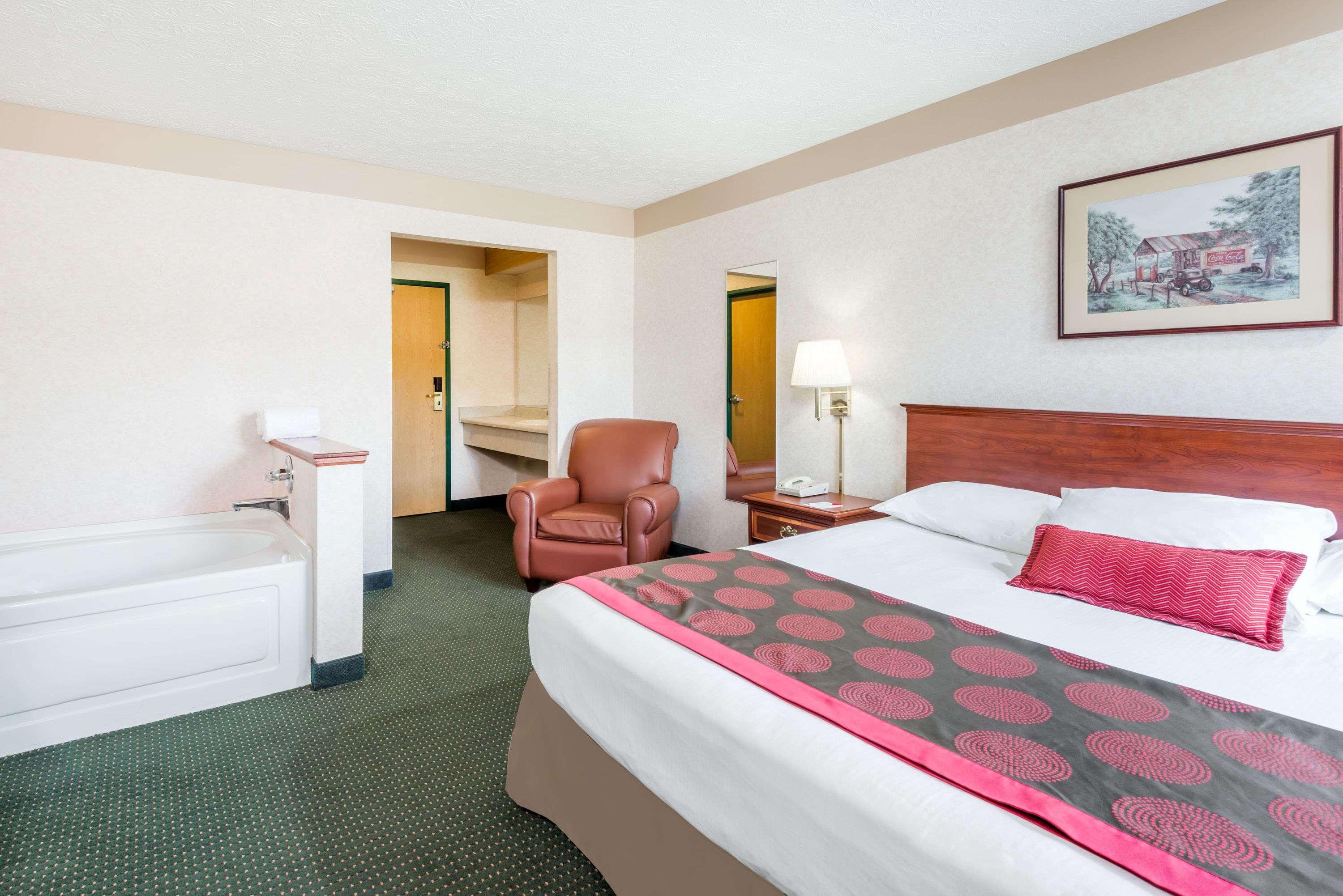 Ramada By Wyndham Strasburg Dover Екстер'єр фото