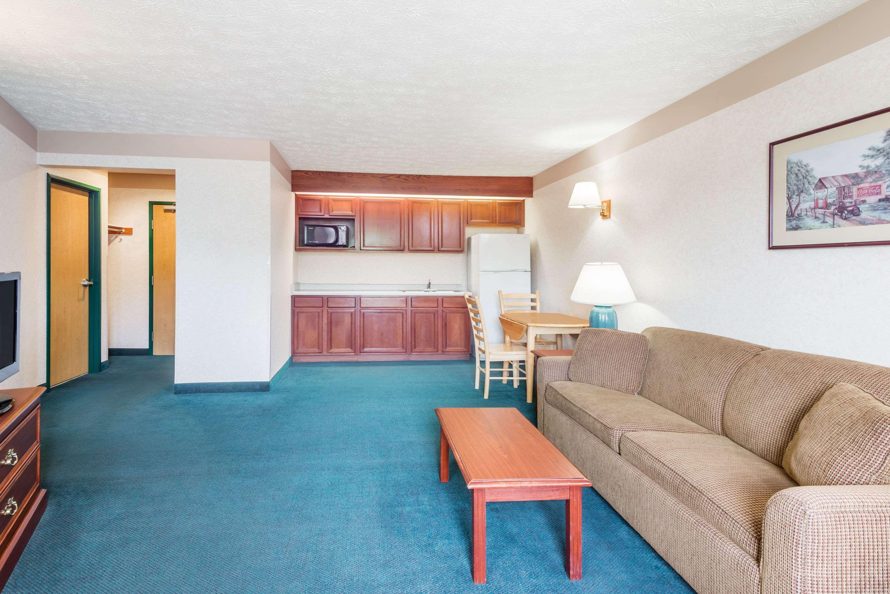Ramada By Wyndham Strasburg Dover Екстер'єр фото